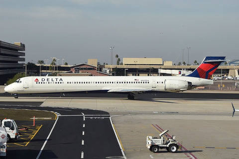 MD-88 と MD-90: デルタ航空のマッドドッグを称える – MotoArt PlaneTags