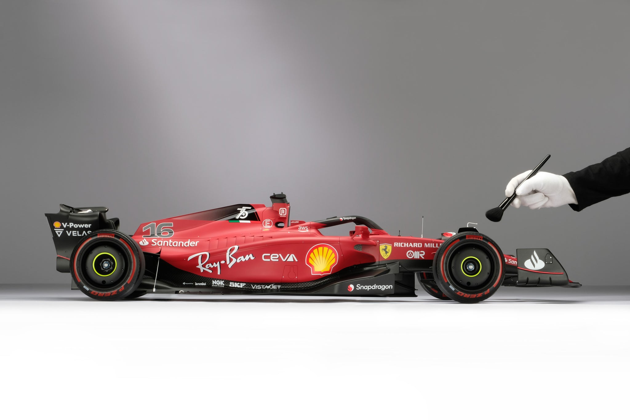 アマルガム コレクションが巨大な 1:5 スケールでフェラーリ F1-75 を
