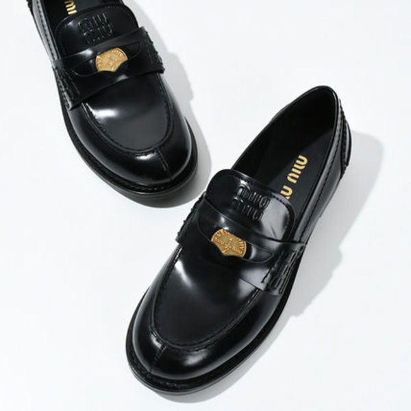 足元をアップデート♪「MiuMiu(ミュウミュウ)」の新作レザーシューズで