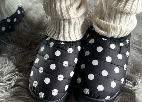 SUBU(スブ)25新作の“厚底ダウンスリッパ”が可愛さ全開〈ドット柄どこで