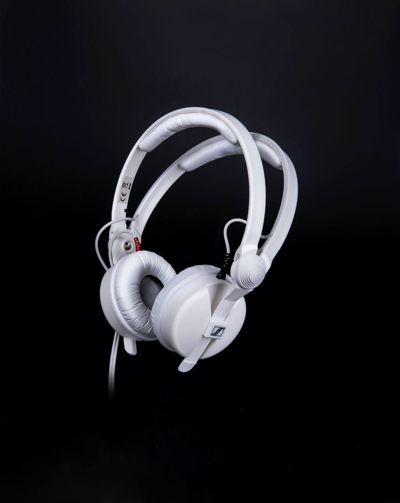 ゼンハイザーのモニターヘッドホン『HD 25』が待望のホワイトカラーに