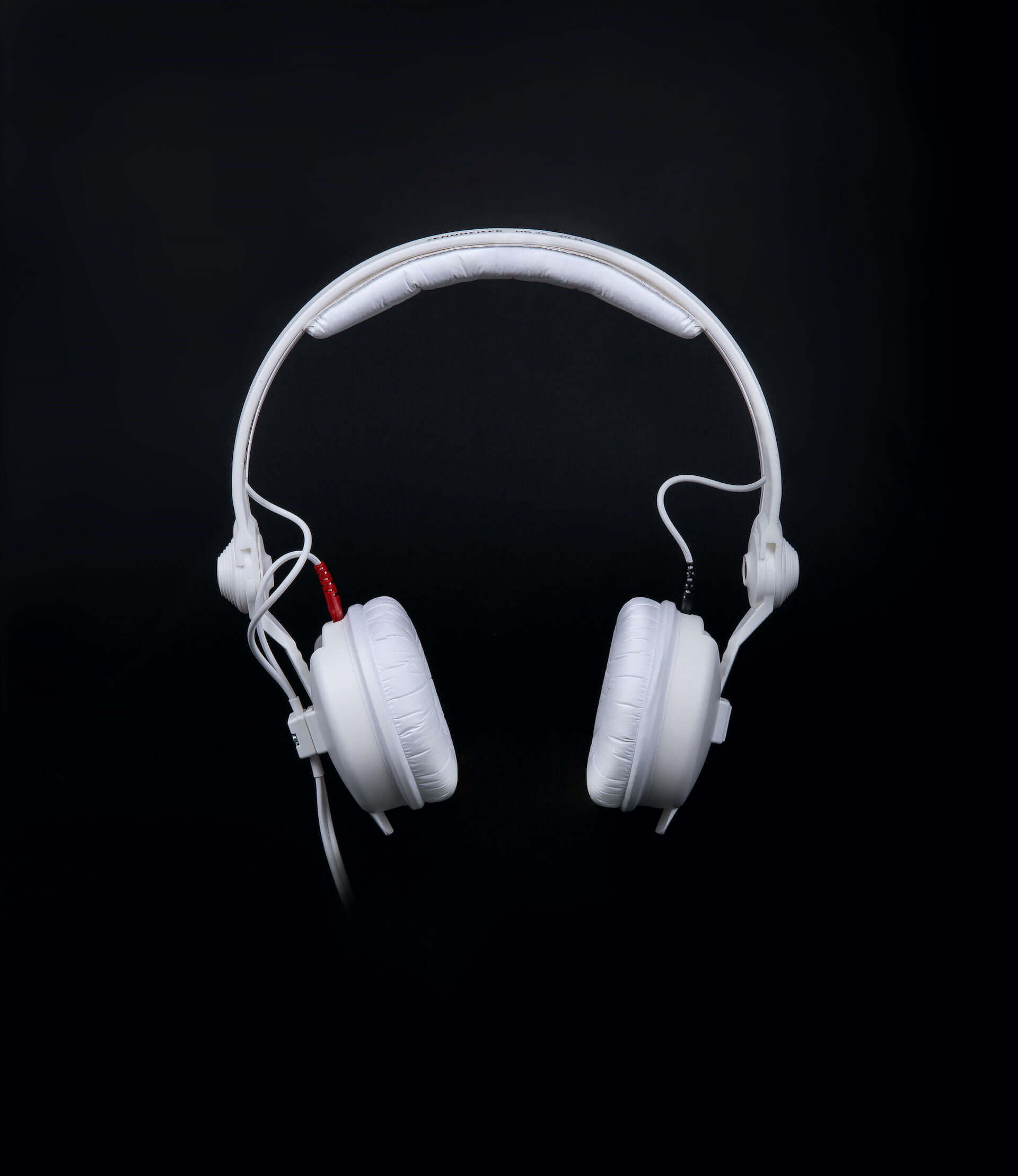 ゼンハイザーのモニターヘッドホン『HD 25』が待望のホワイトカラーに