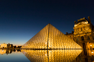 ルーブル美術館、ガラスのピラミッドの写真素材 [FYI01719110
