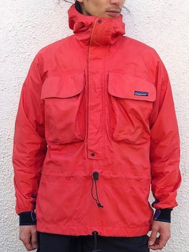 patagoniaのナイロンジャケット（レッド系）を使った人気ファッション