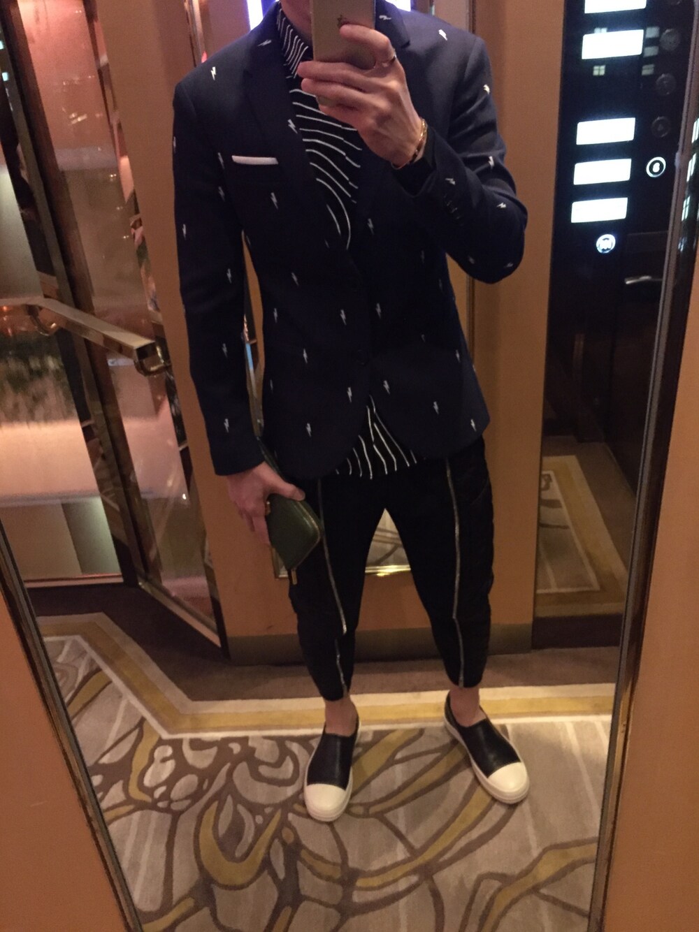 NEIL BARRETTのスーツジャケットを使った人気ファッション