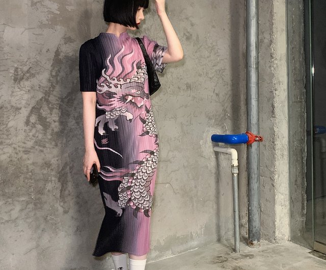 送料無料】ドラゴン柄のチャイナドレス｜プリーツ NUNUYU - Pinkoi