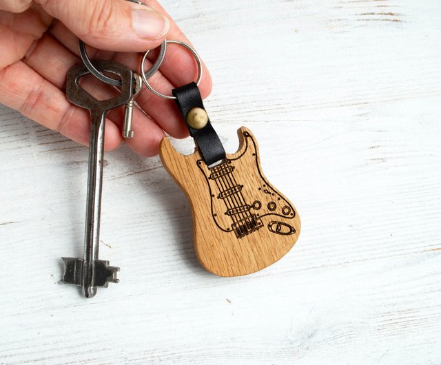 ベラルーシ 名入れギターピック付きギターキーホルダー – カスタム