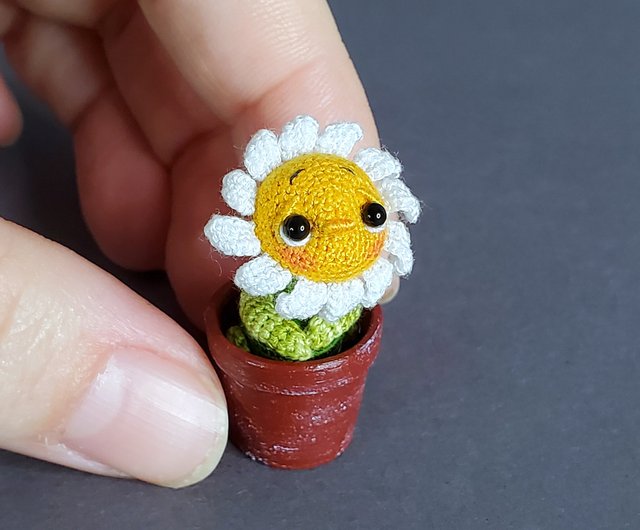 ベラルーシ 鉢植えのミニチュアかぎ針編みの花。ひまわり、カモミール