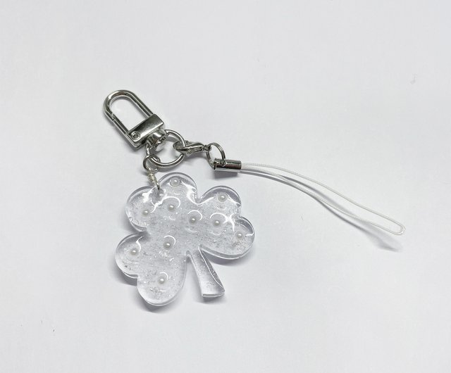 韓国 キラキラ輝く三つ葉のクローバー 幸せ レジン 太め キーホルダー