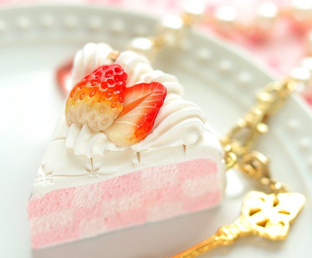 粘土のいちごサンセバスチャンケーキのバッグチャーム樹脂粘土フェイク