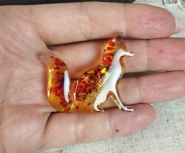 ロシア 赤いキツネのブローチ。手作りのクリスタルキツネバッジ。樹脂