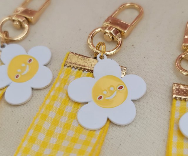 韓国 スマイリーフラワーのイエローストラップキーリングです