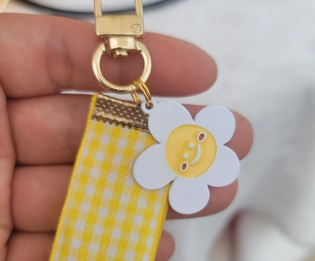 韓国 スマイリーフラワーのイエローストラップキーリングです