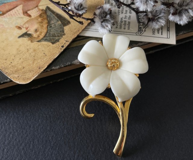 台湾 ヴィンテージ ゴールド プラスチック 白い花 ブローチ コサージュ