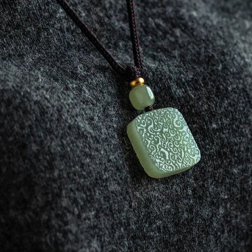 送料無料】和田玉 祥雲無事牌ネックレス まつぼっくり手作り - Pinkoi