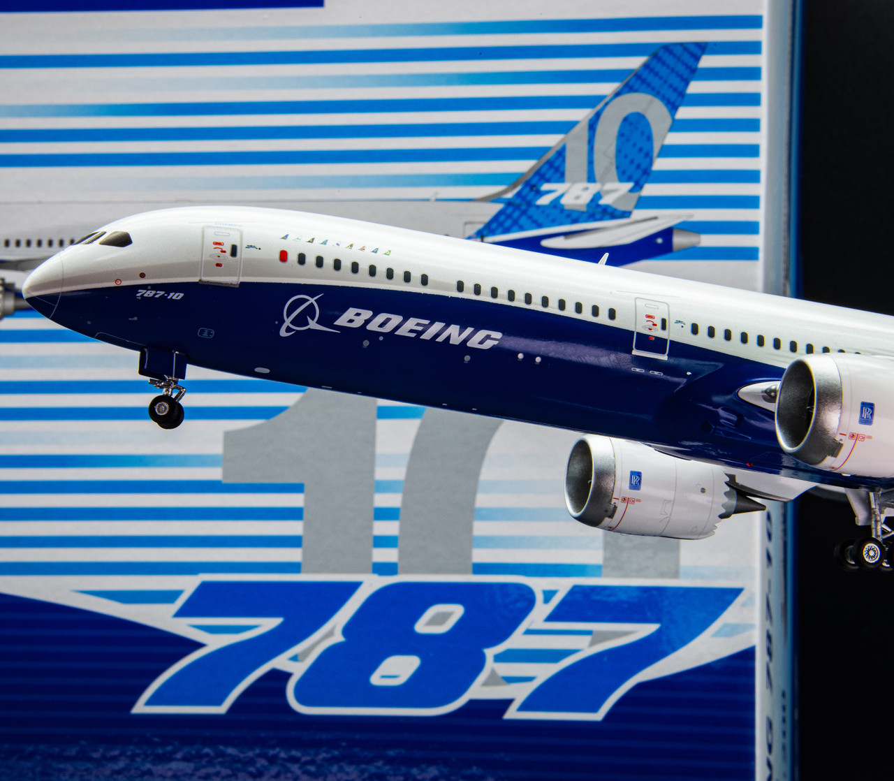 SQ Wings Boeing Boeing 787-10 N528ZC House Color L2040 Scale 1:200
