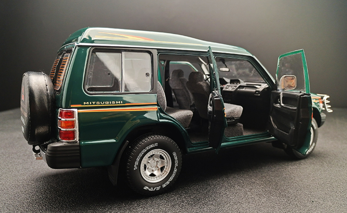 1/18 Mitsubishi Pajero V31 (Green) Diecast Car Model