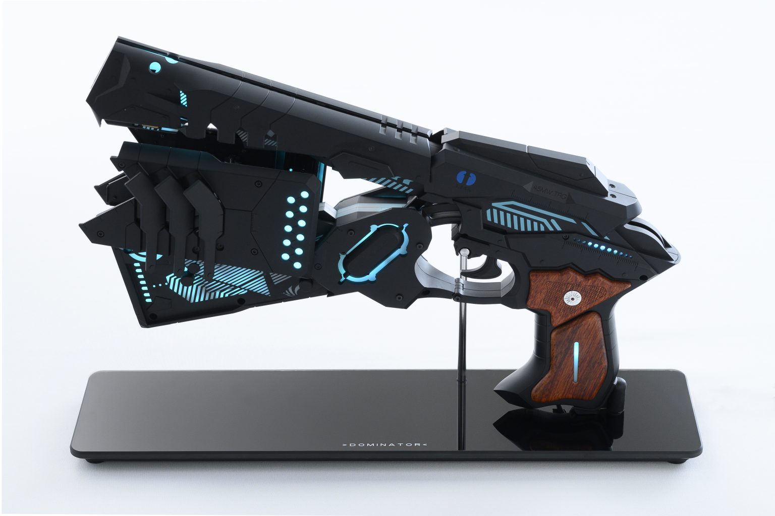 安定性や利便性向上を図った「ドミネーター」用ディスプレイスタンド新