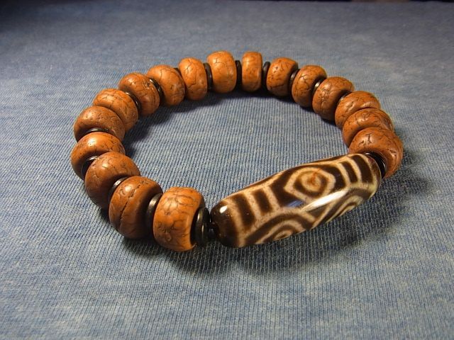 ジービーズ(紅朱砂龍眼至純天珠)と鳳眼菩提樹のブレスレット