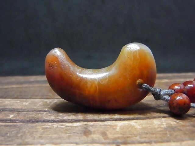 瑪瑙製勾玉・古墳時代(青森出土)と老山亀珠、血珠、星月菩提樹