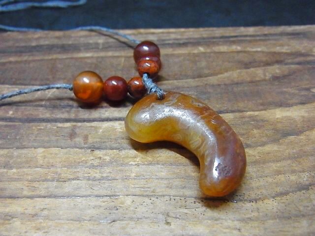 瑪瑙製勾玉・古墳時代(青森出土)と老山亀珠、血珠、星月菩提樹