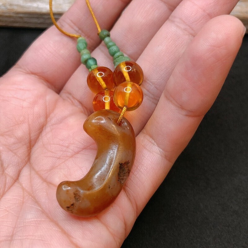 瑪瑙製勾玉（古墳時代)と天然琥珀玉、古代瑠璃玉 - Chagamocraft (チャ