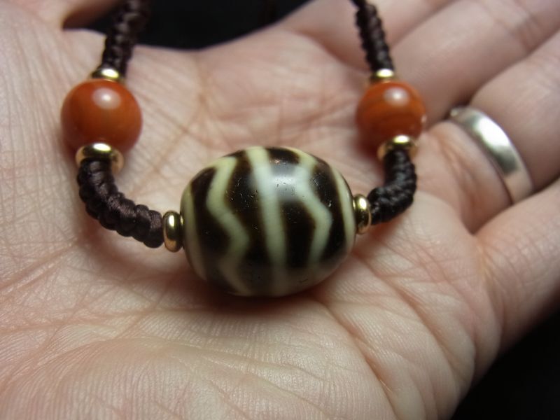 ジービーズ(dzi wave motif)・流水紋天珠（水紋）と瑪瑙の首飾り