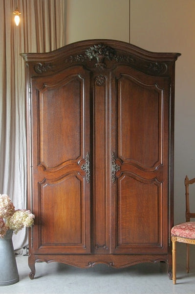 立体的な美しい彫模様が魅力のアルモワ（ワードローブ） フランス