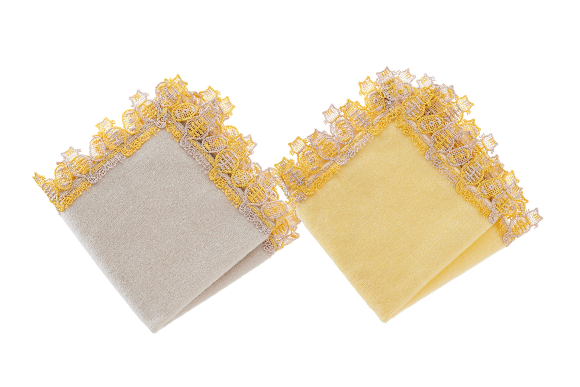 ポップなカラーや、エレガンスなデザインのハンカチで夏を彩る