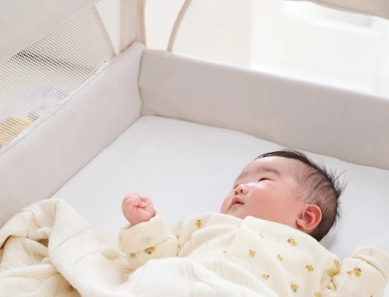 コンパクトにたためるベビーベッド「ココネルエアーリュクス