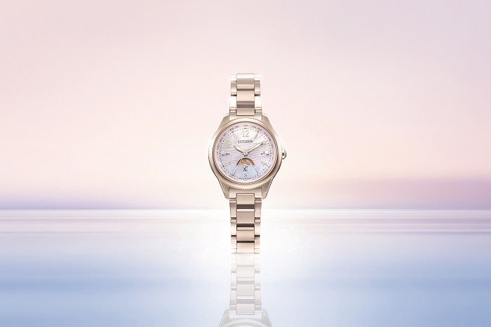 シチズン クロスシー』 daichi collectionから 夏の夕暮れ時のビーチを