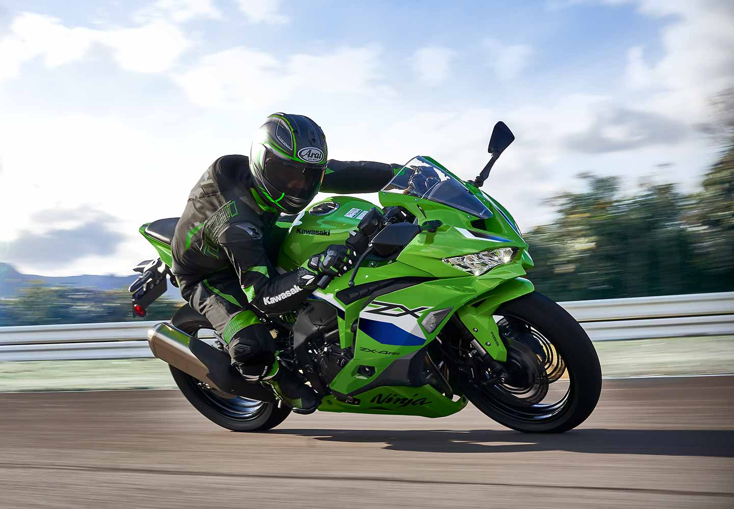 Kawasaki Ninja ZX-4R |スーパースポーツモデル|並列4気筒エンジンを