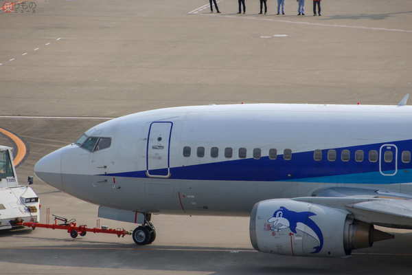 さらば元ANAのB737-500「スーパードルフィン」 ラスト1機が「花束持っ