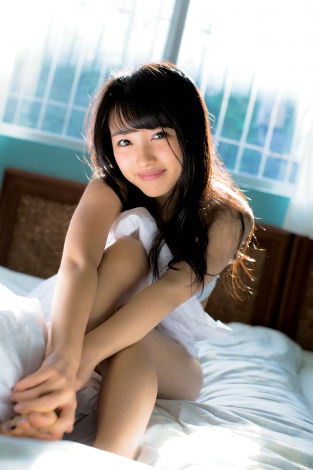 AKB48・加藤玲奈が選抜 かわいいメンバー16人の水着写真集が発売