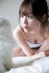 乃木坂46・山下美月“無防備カット”解禁 セクシーな谷間がチラリ