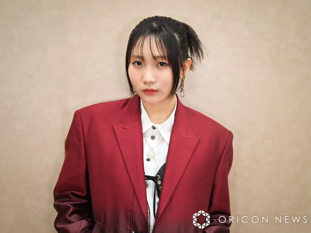 YOASOBI・ikura、“ミニ丈×穴あき透けタイツ”の攻めた美脚スタイル