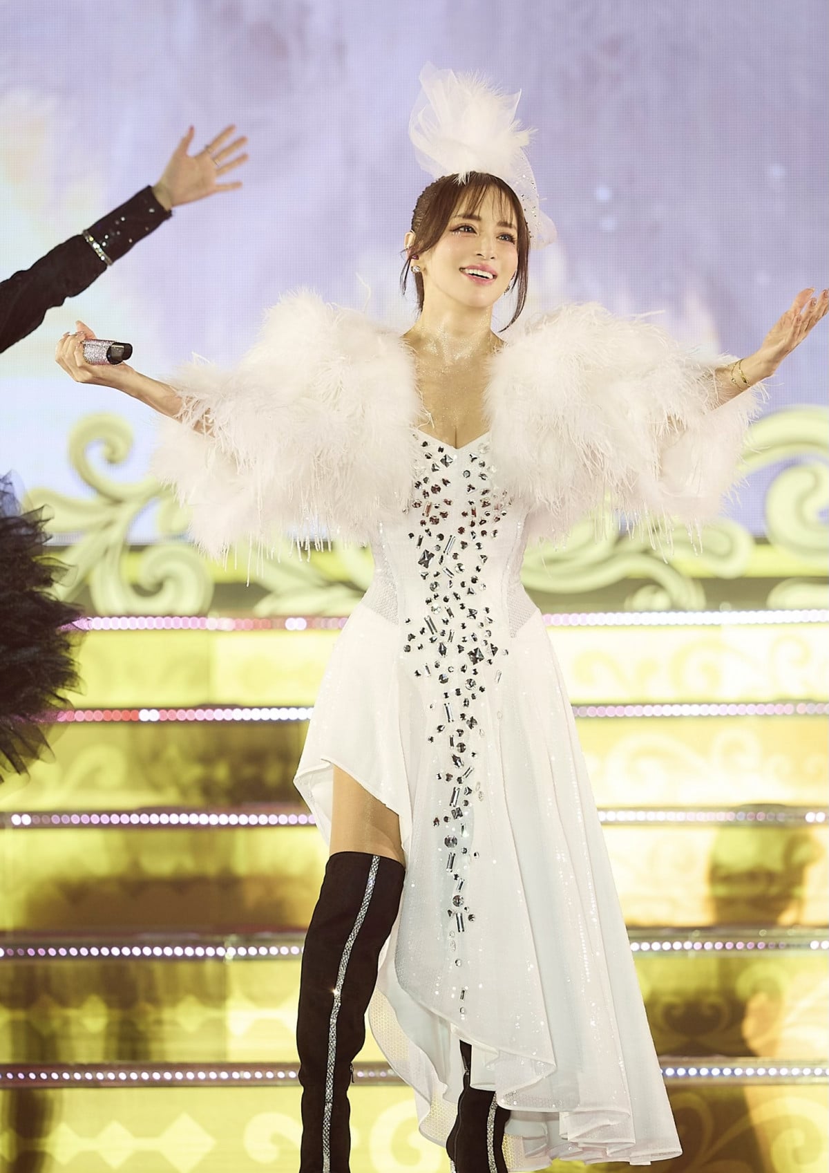 浜崎あゆみ、ゴージャスに年越し熱唱＆真っ赤なチャイナドレスも 元AAA