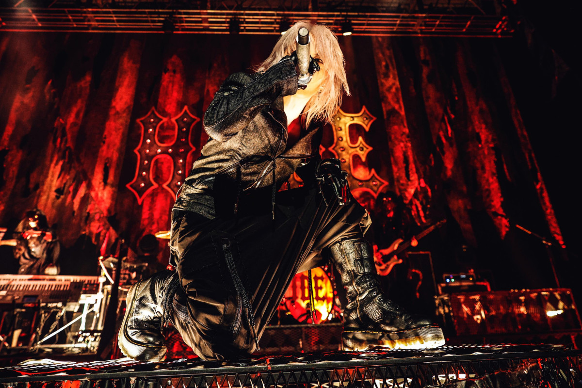 HYDE、史上最大規模のワールドツアー開幕 血糊と歓声にまみれた圧巻の