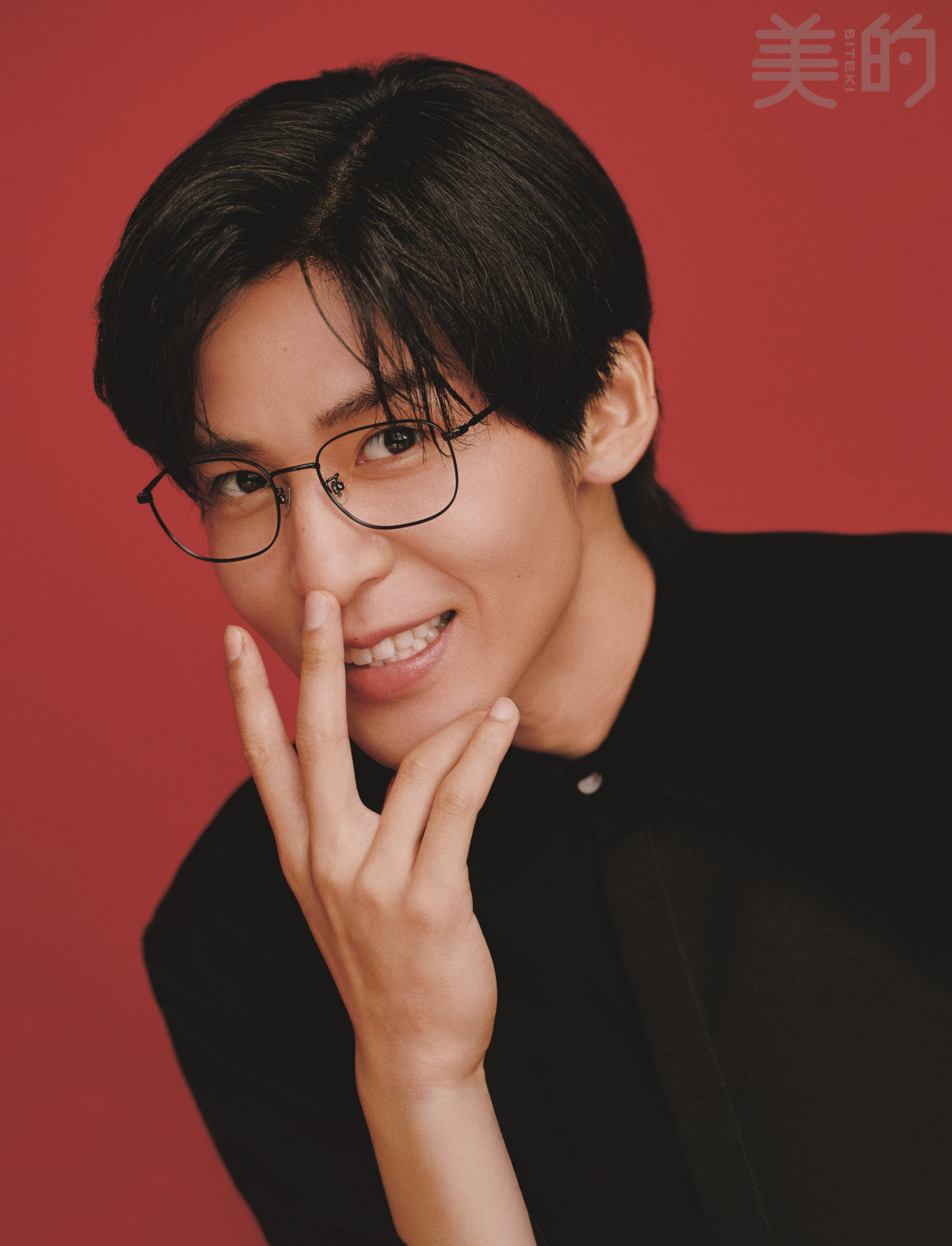 Snow Man目黒蓮、黒シャツ×眼鏡×赤背景で“内なる情熱”体現 『美的』1年