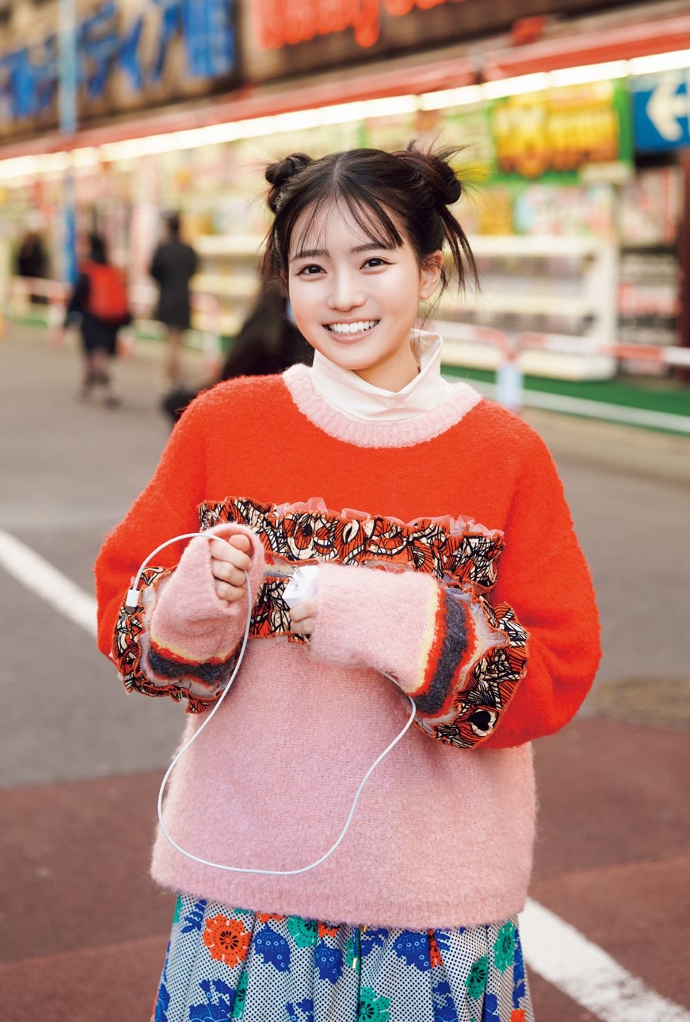 乃木坂46瀬戸口心月、「電気」テーマにユニークなグラビア 電気を求め