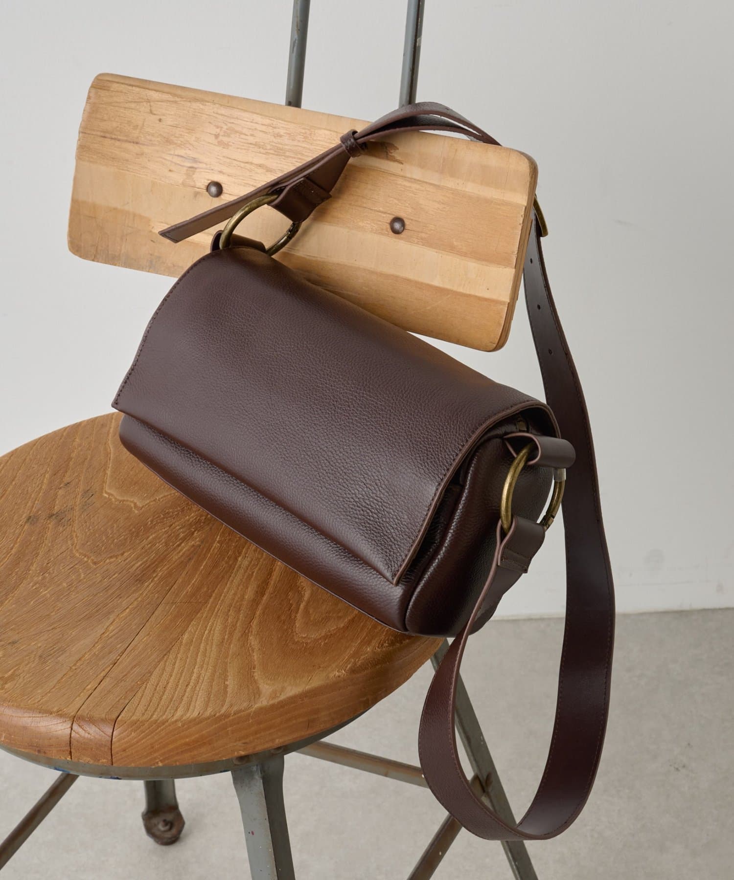 新色ブラウンが登場】レザーボディバッグ - BEARDSLEY(ビアズリー)本部