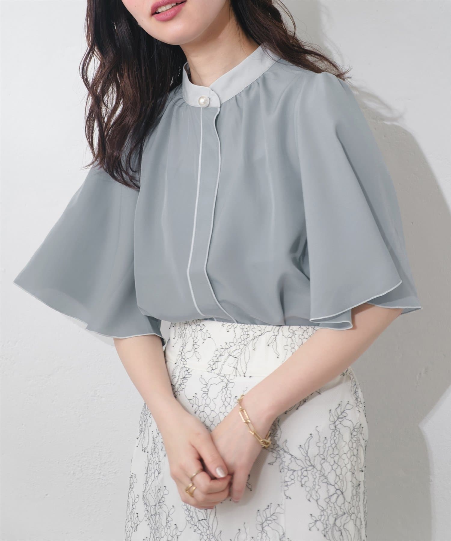 WEB限定】パール釦ポイントバイカラーフレア5分袖ブラウス | natural