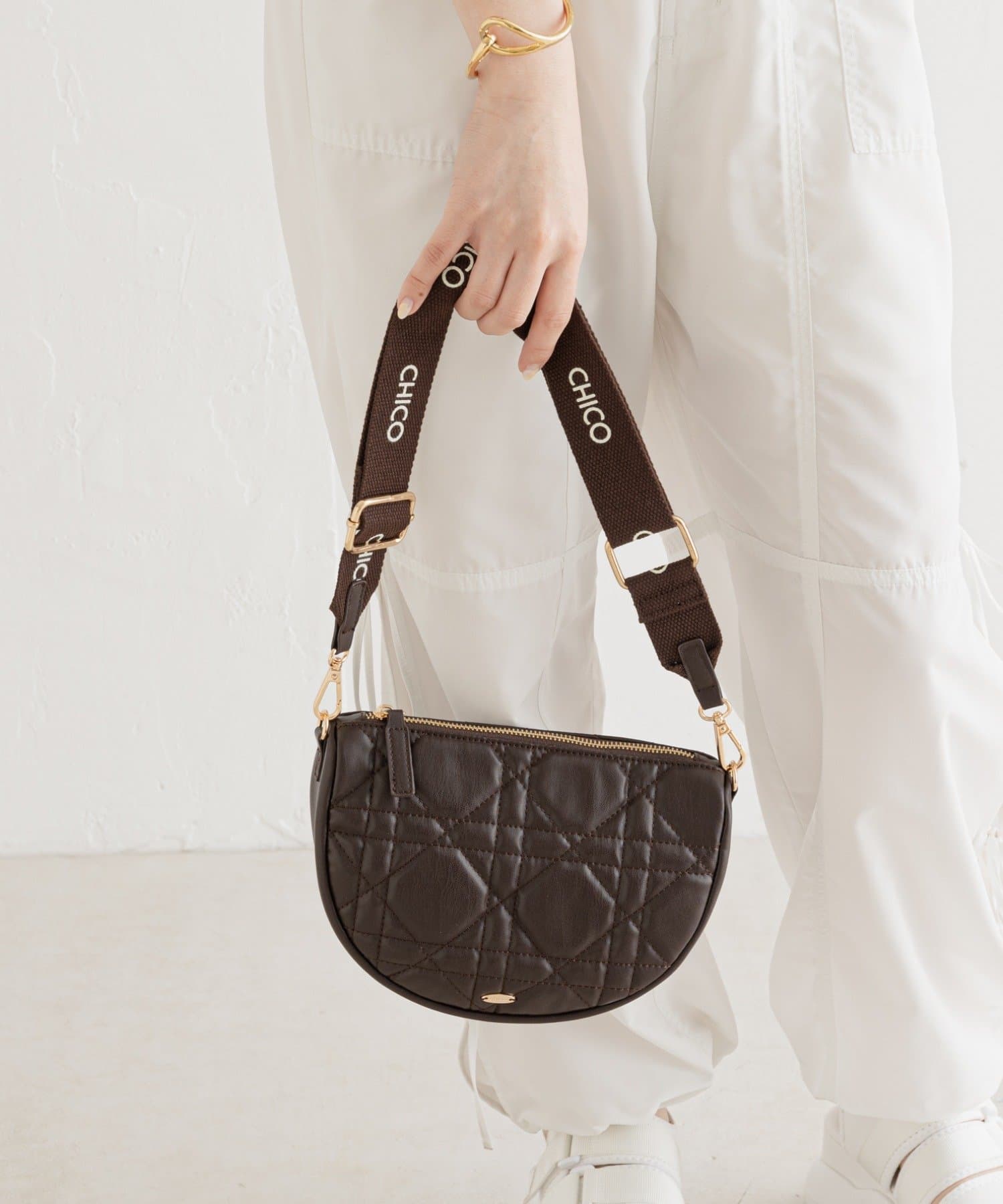Chico】ロゴベルト付ラウンドキルティングバッグ | OUTLET