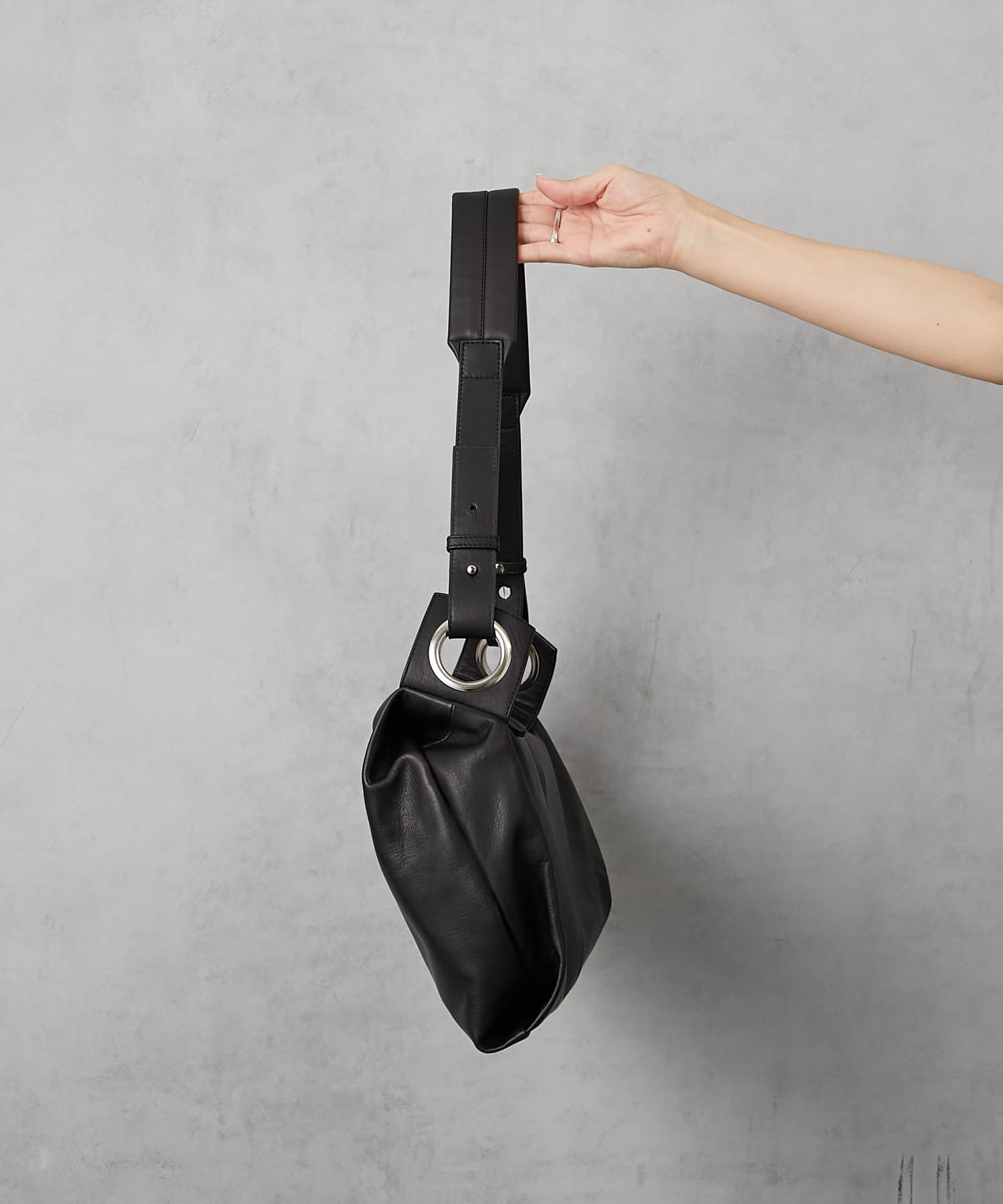 kawa-kawa(カワカワ)】NO1285 ハトメボディバッグ Lサイズ | ear