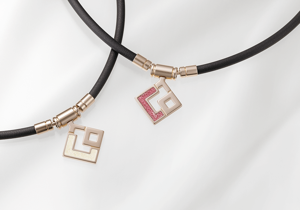 人気の「コラントッテ TAO ネックレス AURA」のトップがコンパクトに