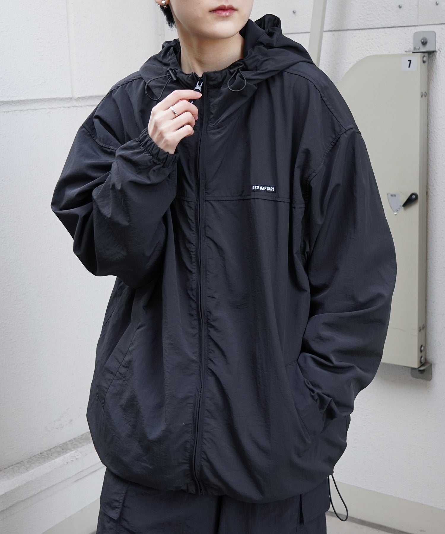 RED CAP GIRL】24SS ビッグシルエット イラストバックプリント フード
