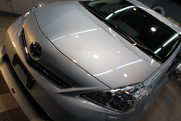 トヨタ プリウスα 新色クリアーストリームメタリックを本当の美しさへ