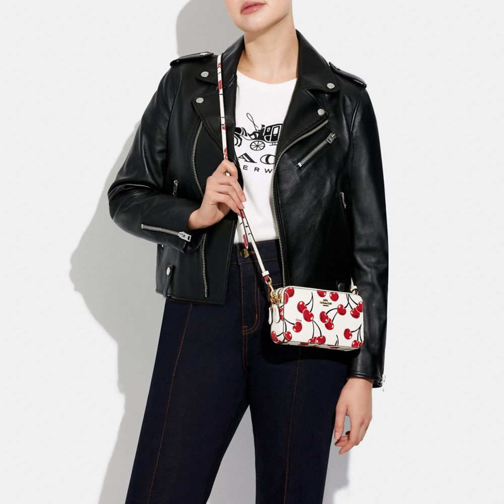公式】COACH – コーチ | キラ クロスボディ ウィズ チェリー プリント