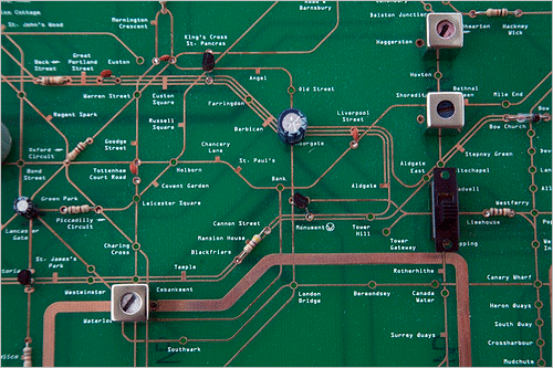 少年心をくすぐる、ラジオの電子回路で再現した地下鉄の路線図 -Tube