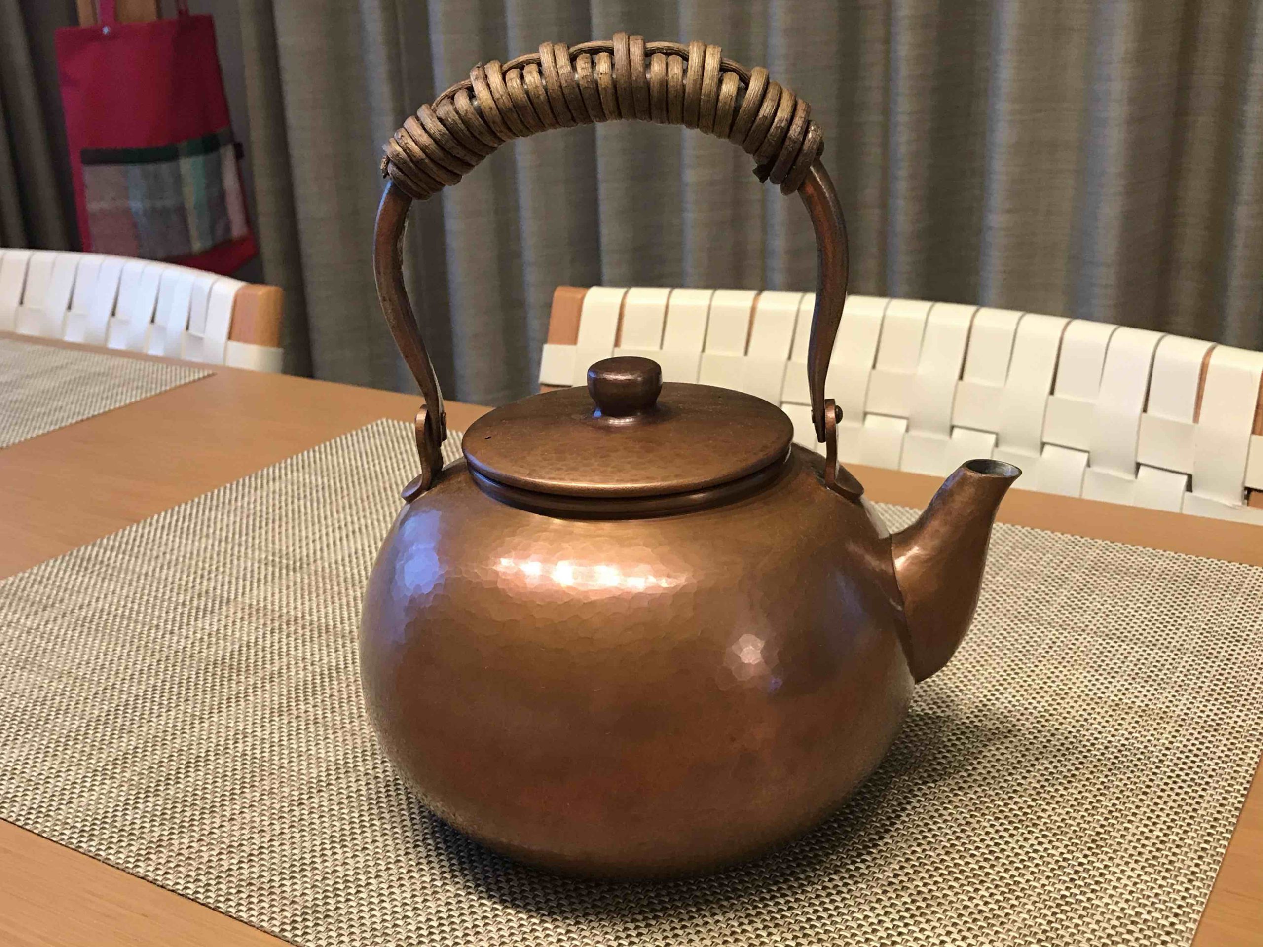 燕三条の鎚起銅器のやかん – 日本の美しい色風景